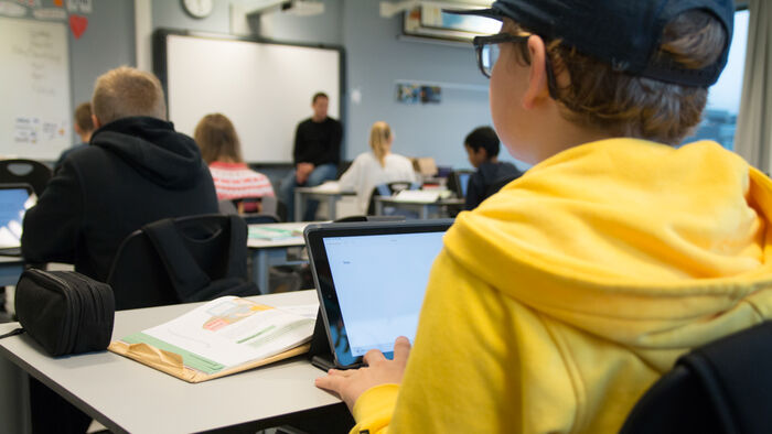 Skoleelev med nettbrett i klasserom 