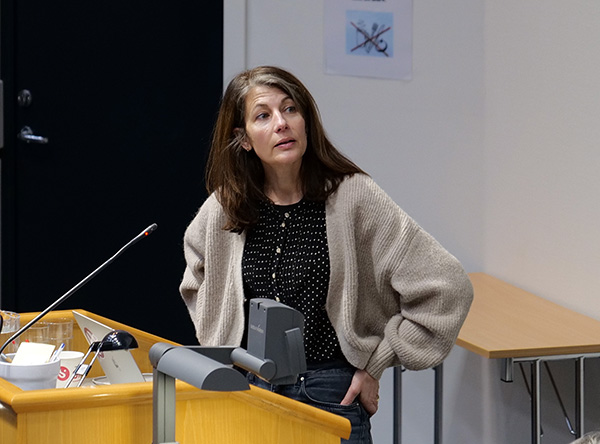Bildet viser Charlotte Lunde som foreleser i auditorium 1.