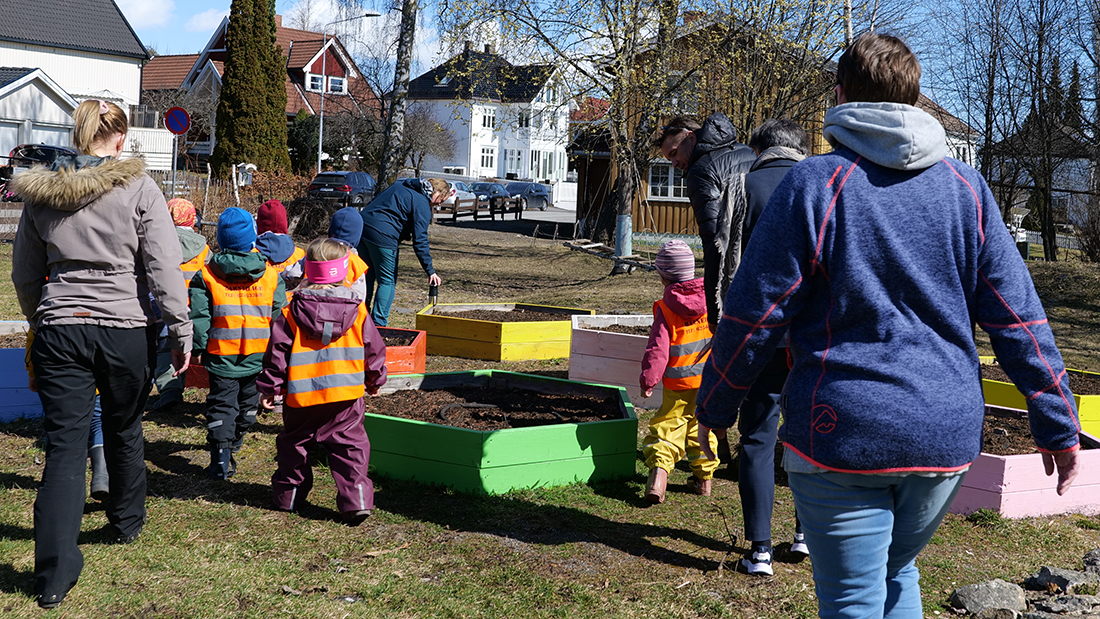 Barn som leker utendørs. 