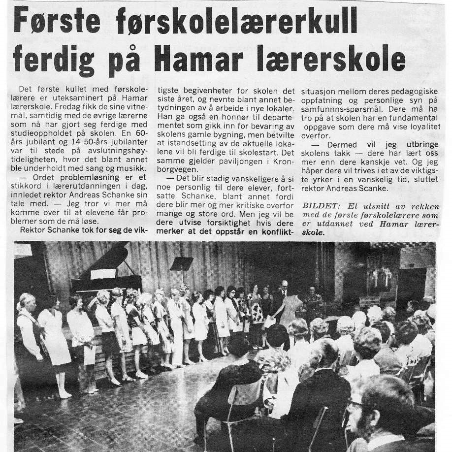 Faksimile av et avisklipp som beskriver det første kullet av barnehagelærere. 