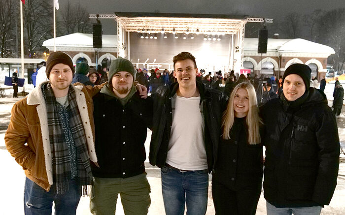 Bildet viser bandet på torget i Hamar med scenen i bakgrunnen.