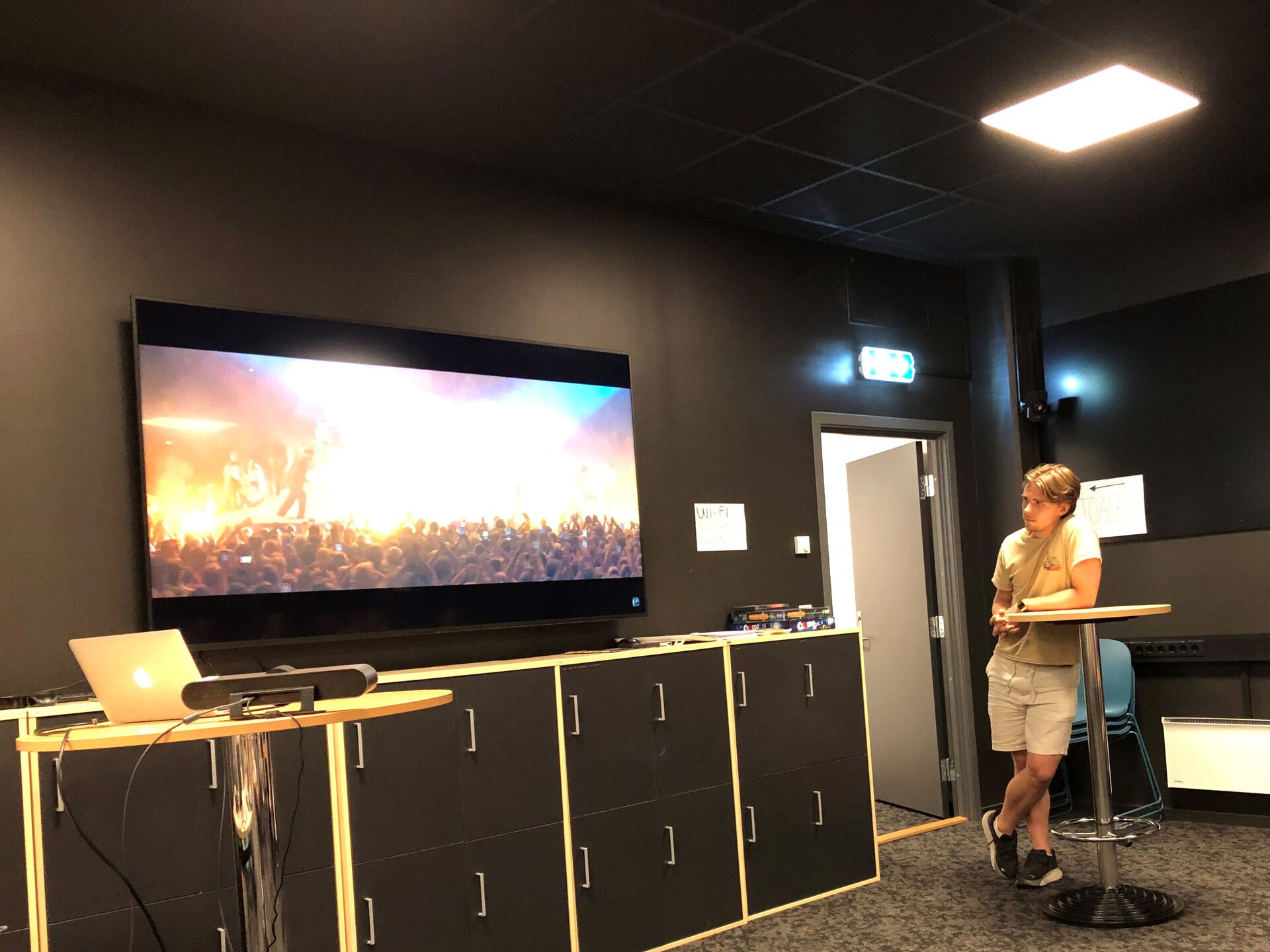 Bilde av masterstudent Martin S. Nygård hvor han holder sitt foredrag.