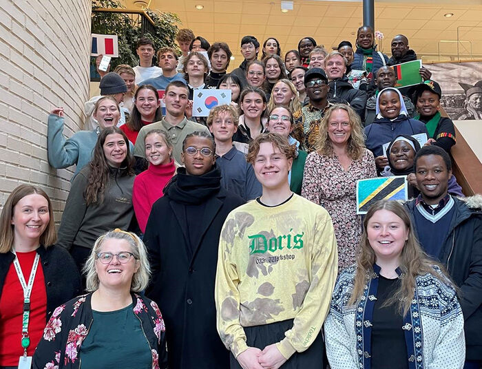 Bildet av alle som deltok på stand under årets mix party i trappa på campus Hamar