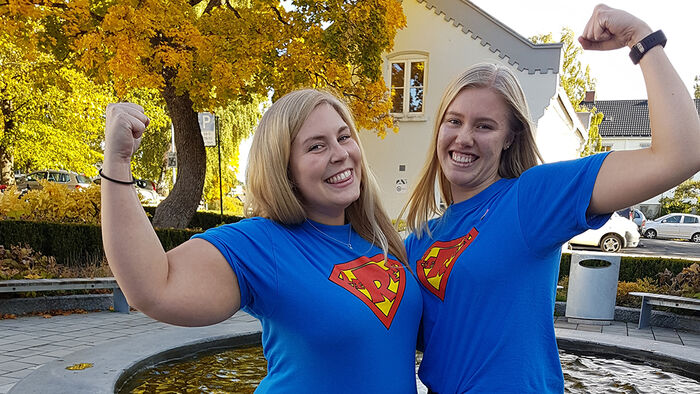 Mariell sammen med en kvinnelig medstudent