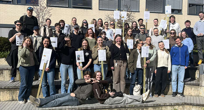 Bilde av alle studentene ute oppstilt som på et lagbilde (Foto: Geir Kirkerud/INN)
