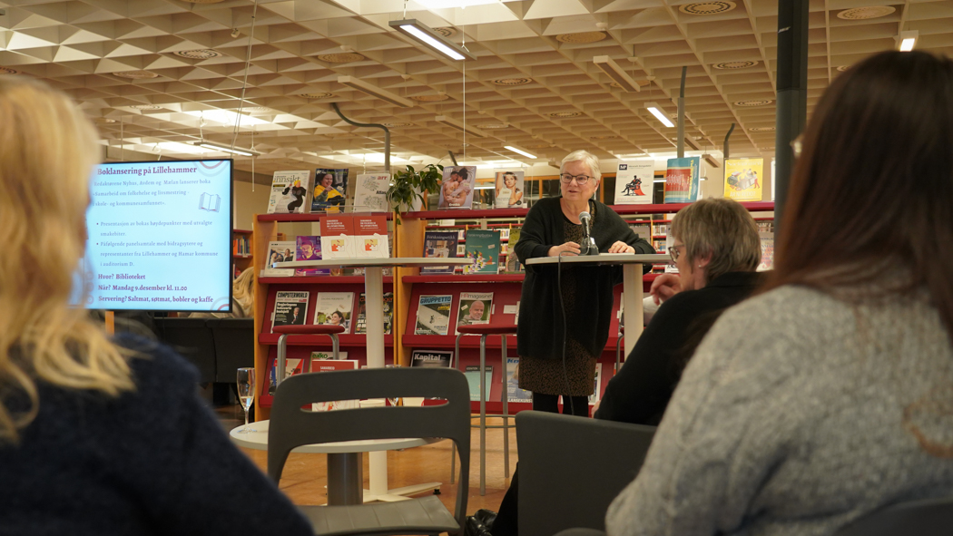 Nyhus ved et bord foran publikum