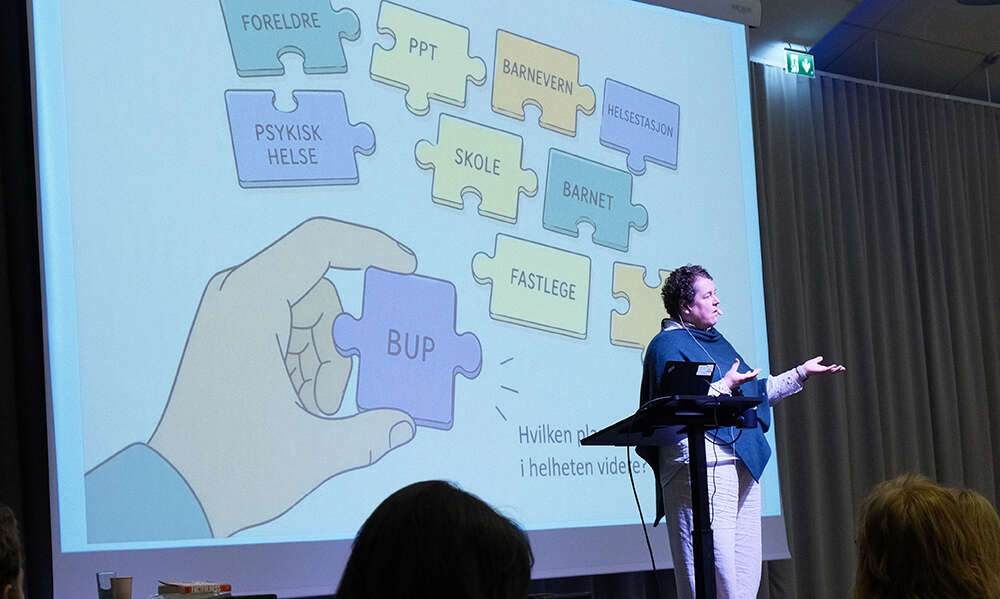 Ingvill Aasen på scenen under sitt foredrag.