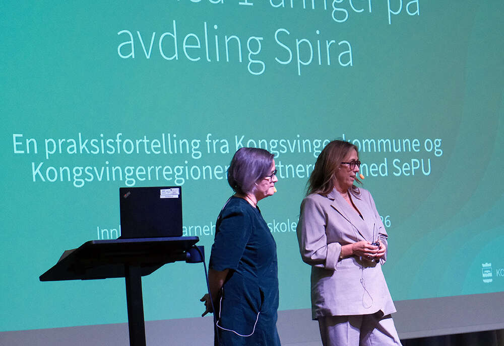 Bilde av Anne Kjersti Digerud, leder for PPT Kongsvinger kommune og Kjersti Sørmoen Håland ved SePU på scenen.