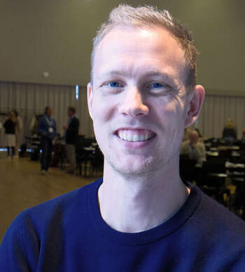 Bilde av Ole Marius Bergsveen inne i Hamarhallen mens han blir intervjuet.