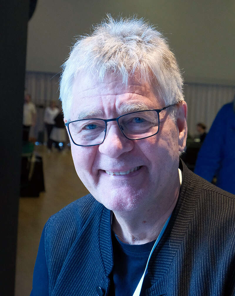 Portrettbilde av Tord Arnesen tatt inne i salen i en pause.