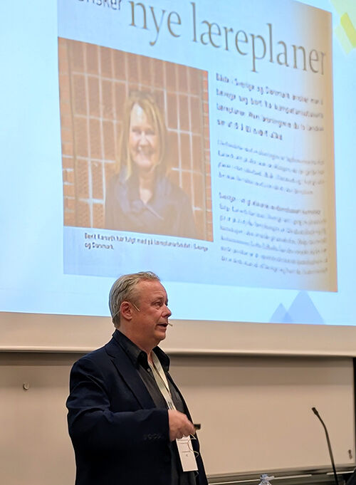 Bilde av professor Kim Gunnar Helsvig foran publikum i auditoriet, hvor han innledet konferansen.