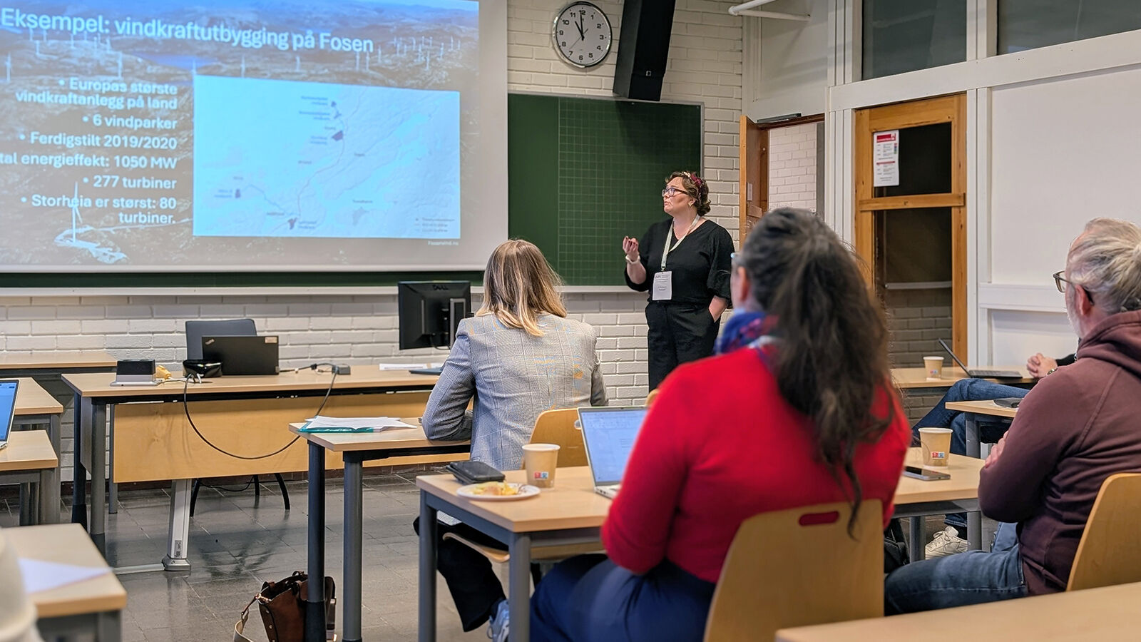 Bilde fra Jill Tove Buseths foredrag i et klasserom på campus.