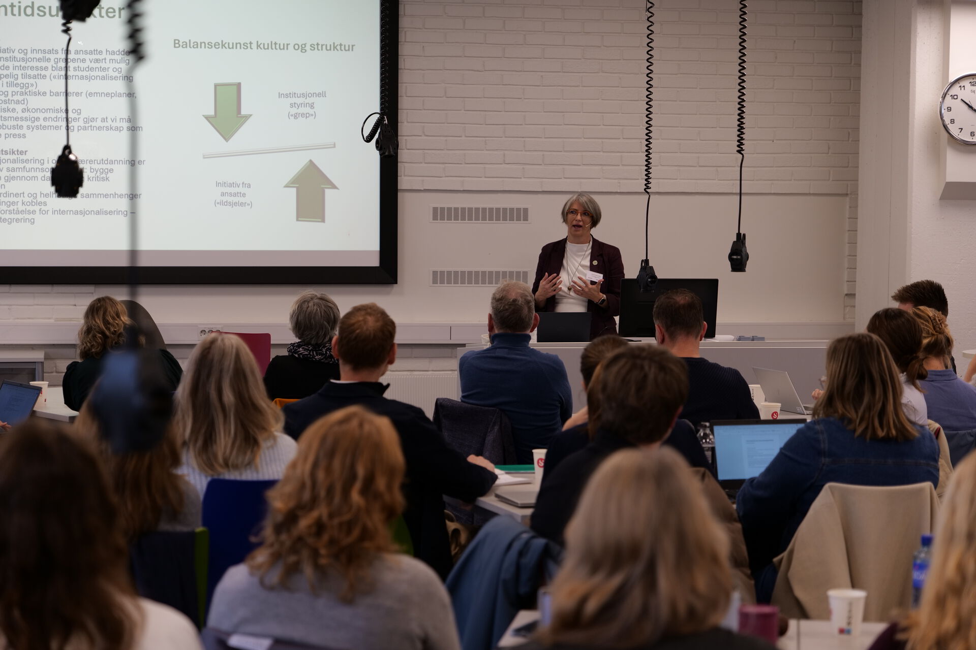 Gunhild taler foran en forsamling