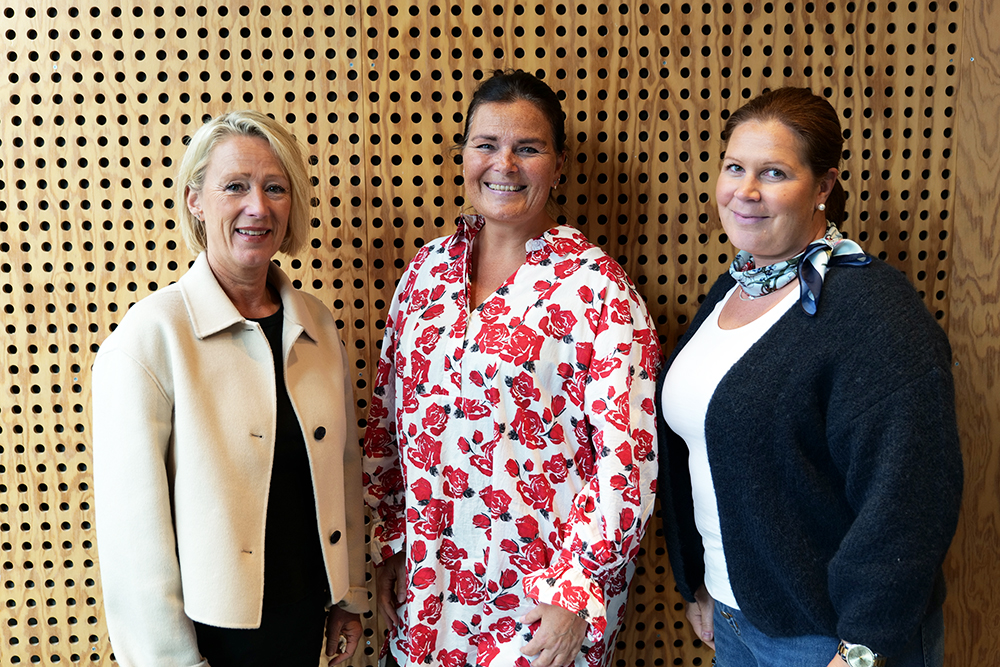Bilde av Lena Godnes, Kjersti Halteigen og Christina Øyungen i foajeen på Kulturhuset.