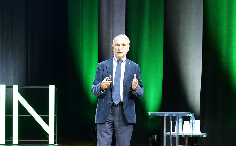 Bildet av Mel Ainscow på scenen da han holdt sitt foredrag.