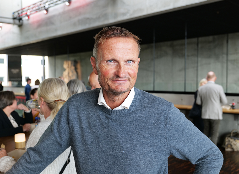 Bilde av Øyvind Smerkerud ute i foajeen på Kulturhuset.