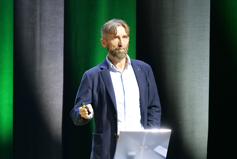 Bilde av Rune J. Krumsvik på scenen da han holdt sitt innlegg.