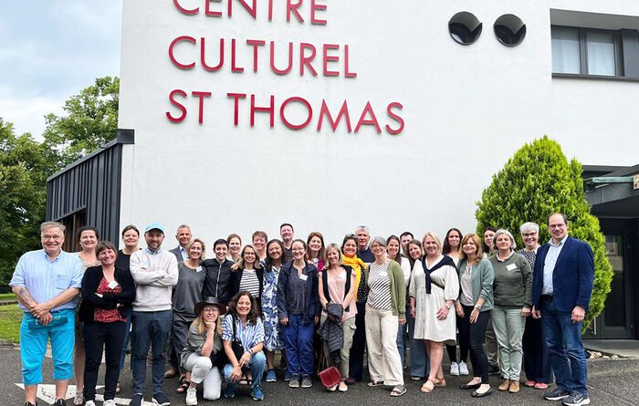 Bildet viser 31 representanter for nettverket oppstilt foran et Centre Culturel St. Thomas.