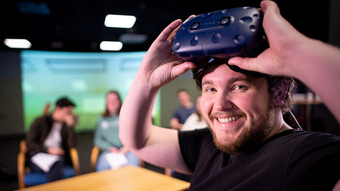 Lærerstudent Ole Andreas med VR-briller. 