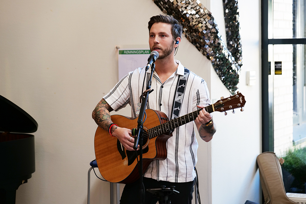 Bilde av Knut Lopes med gitaren sin under hans konsert på markeringen.