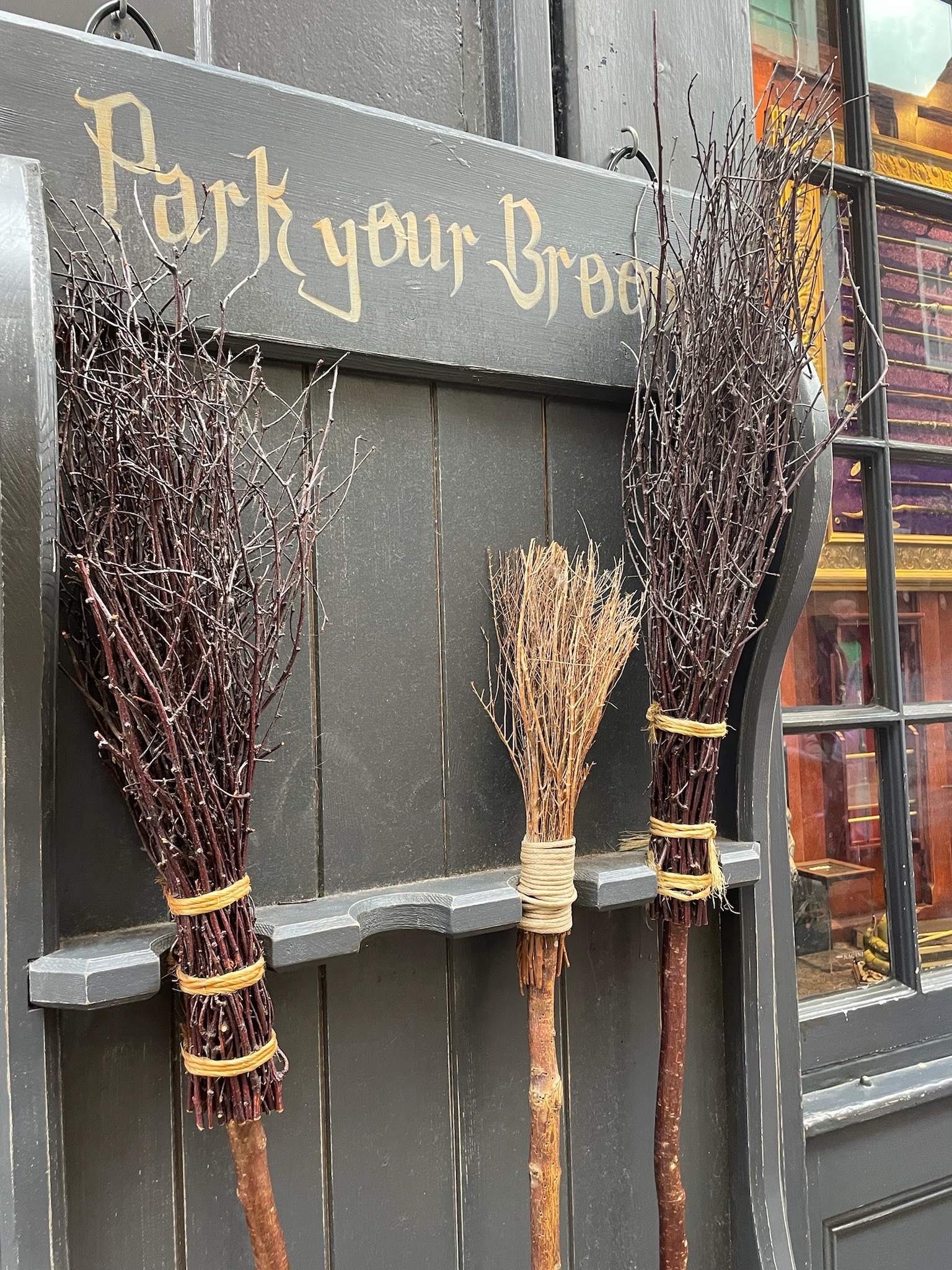Sopelimer utenfor en Harry Potter-butikk