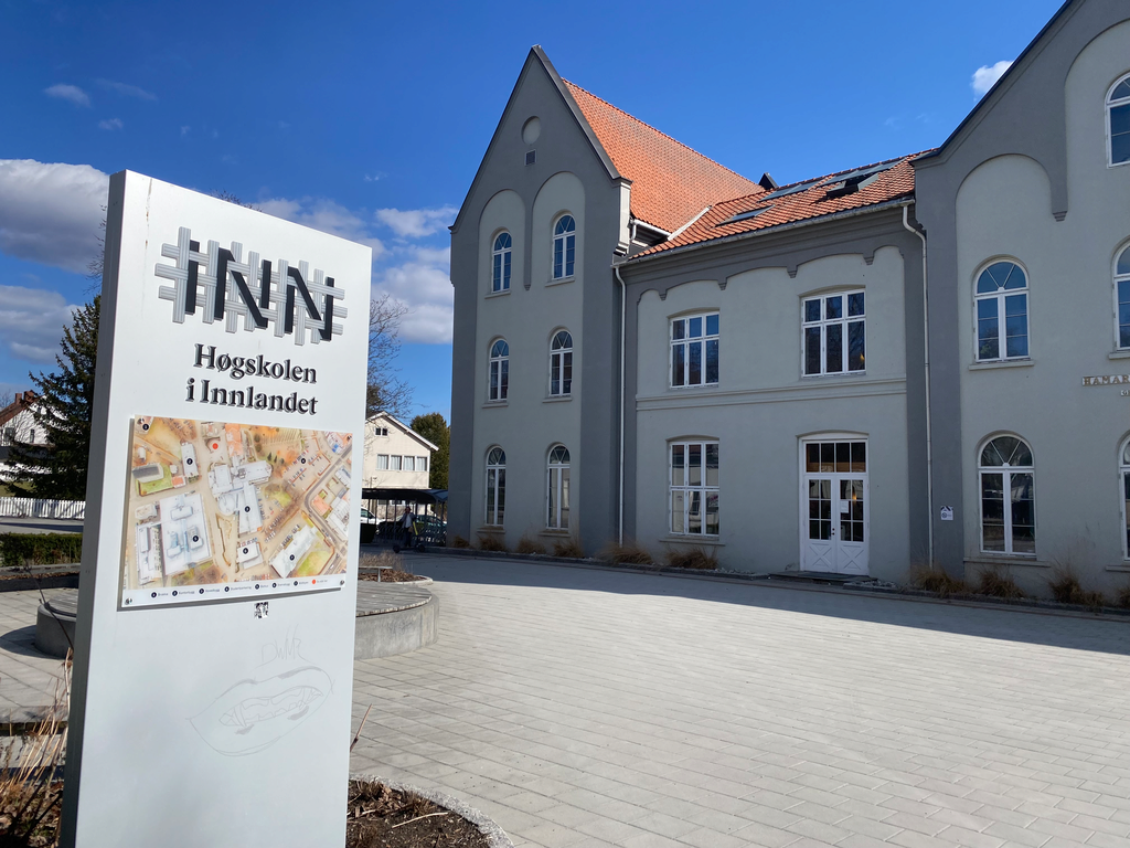 Bilde av torget på studiested Hamar, med bygning fra 1867 i bakgrunnen.