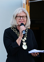 Bilde av Vigdis Stensby da hun holdt tale under åpningen av studieåret 2024 på studiested Hamar.