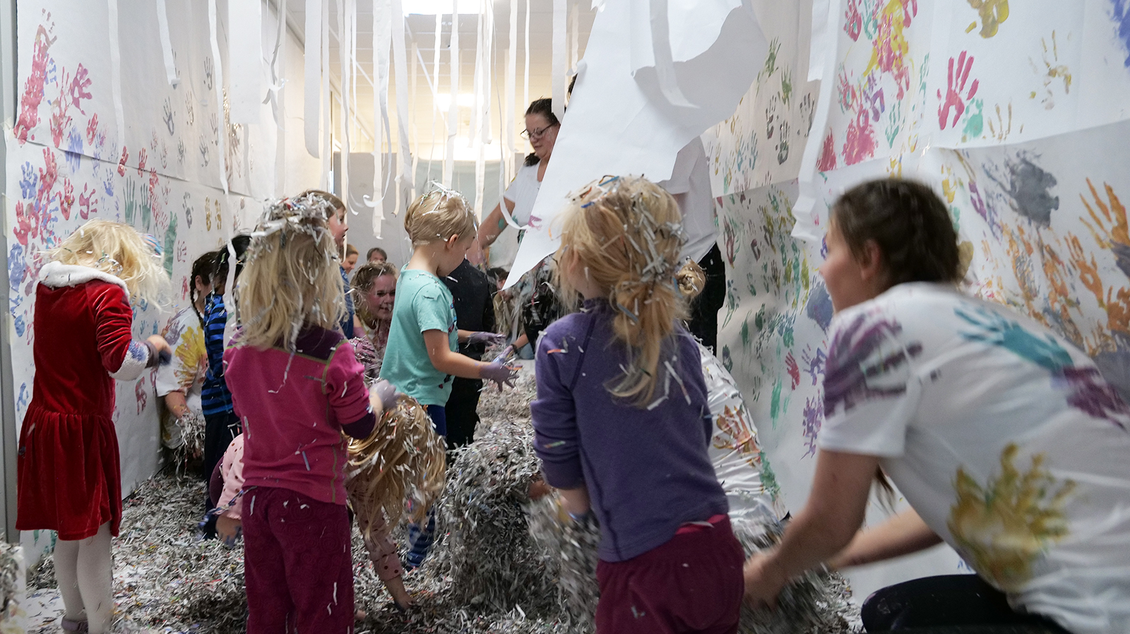 Bildet er fra en av stasjonene fra fjorårets festival, hvor det er barn som fikk lov å male med hender på vegger, gulv og på studentenes t-skjorter. Det ble også kastet konfetti i store mengder.