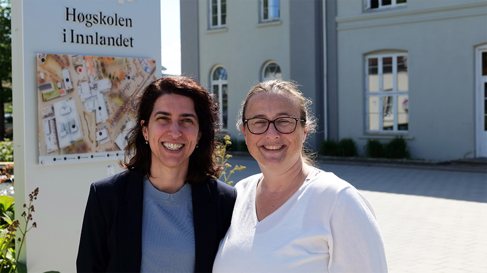 Bilde av forfatterne av boken foran Seminarbygningen på studiested Hamar.