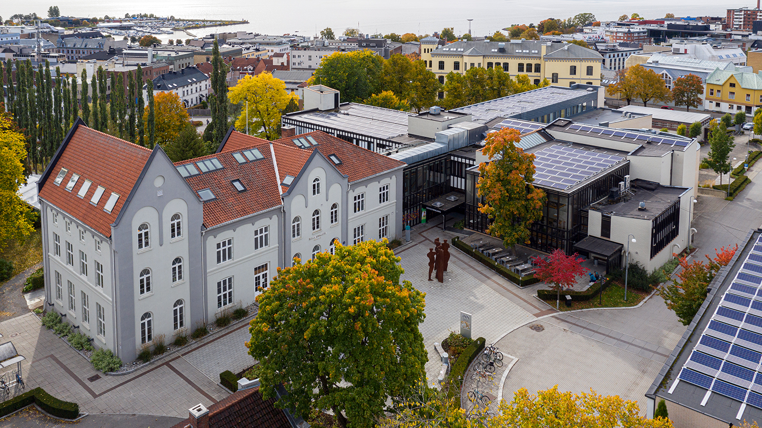Dronebilde av hovedbygget på studiestad Hamar.
