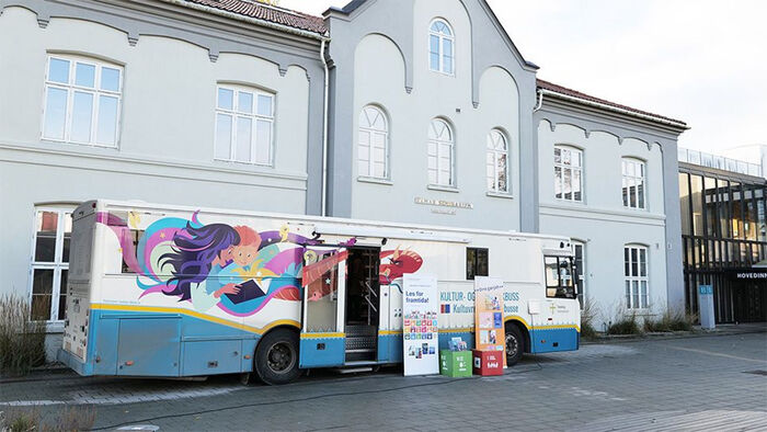 Bilde av språkbussen utenfor campus Hamar