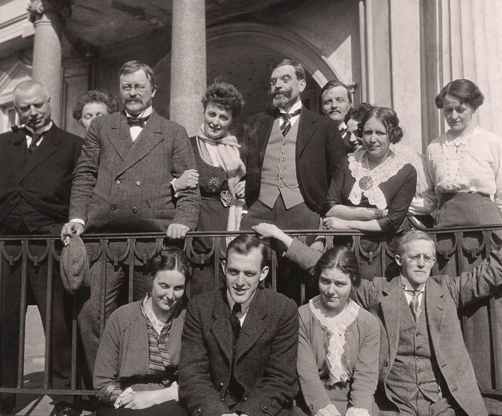 Gammelt bIlde av (bak fra venstre) Ella Anker, Johan Castberg, Katti Anker Møller, Kai Møller, Nils Anker, Karen Anker, Gudrun Anker (f. Nilssen). Foran f.v.: Tove Mohr, Edvard Johannes Møller, Mix Anker Braathen, Frede Castberg Thorsø (Fotograf: Ukjent. Eier: Ida Børresen).