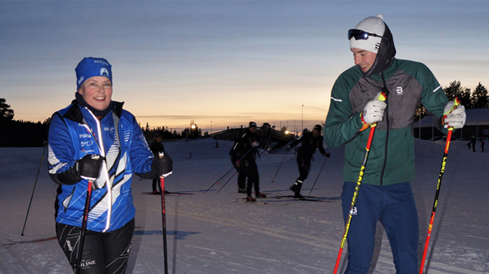 to mennesker på skikurs