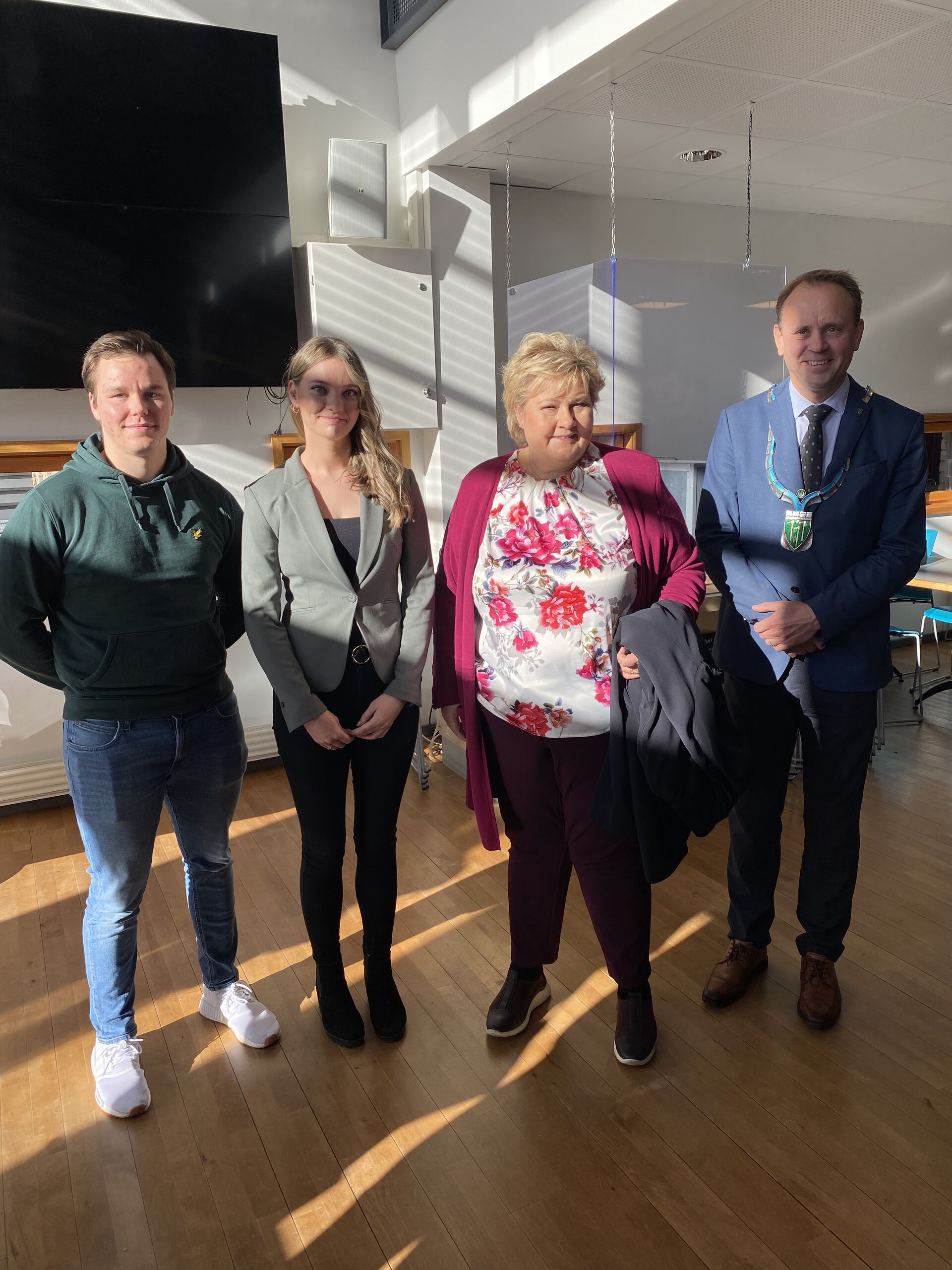 Statsminister og ordfører avbildet sammen med to studenter fra studiested Rena