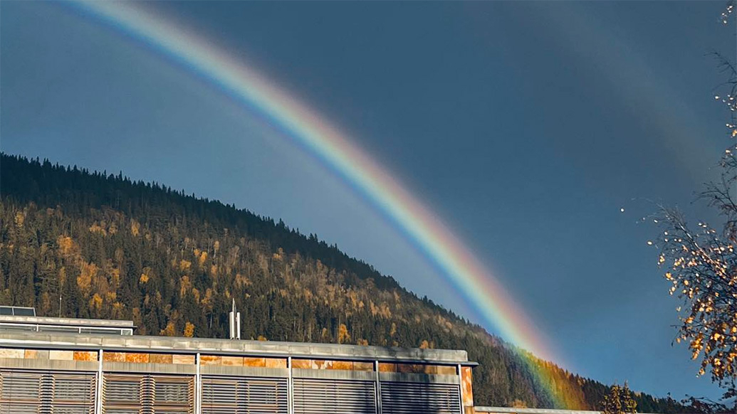 regnbue over rustende bygg på campus lillehammer