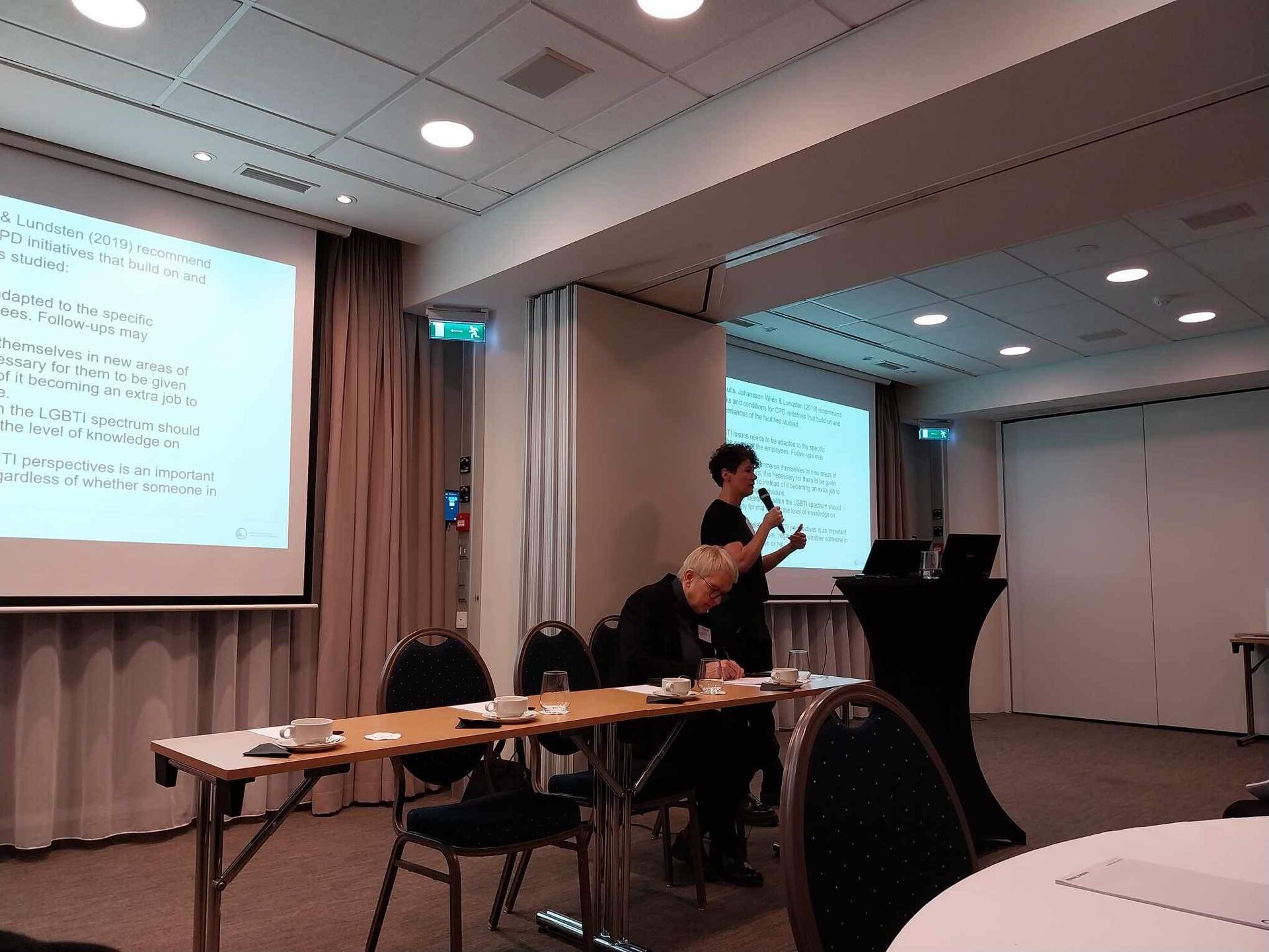 Dame foran sal med power point
