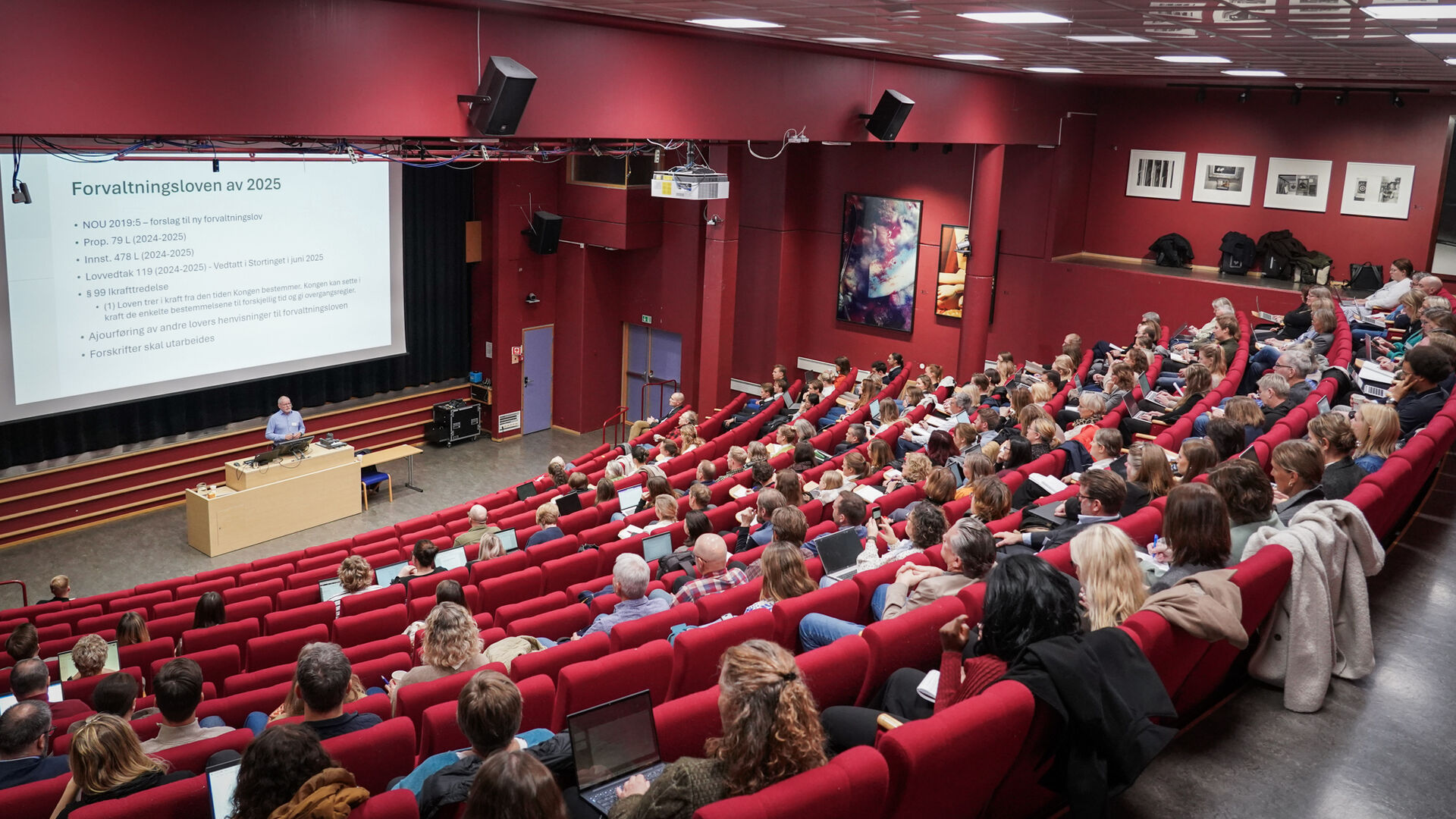 Masse folk i et auditorium