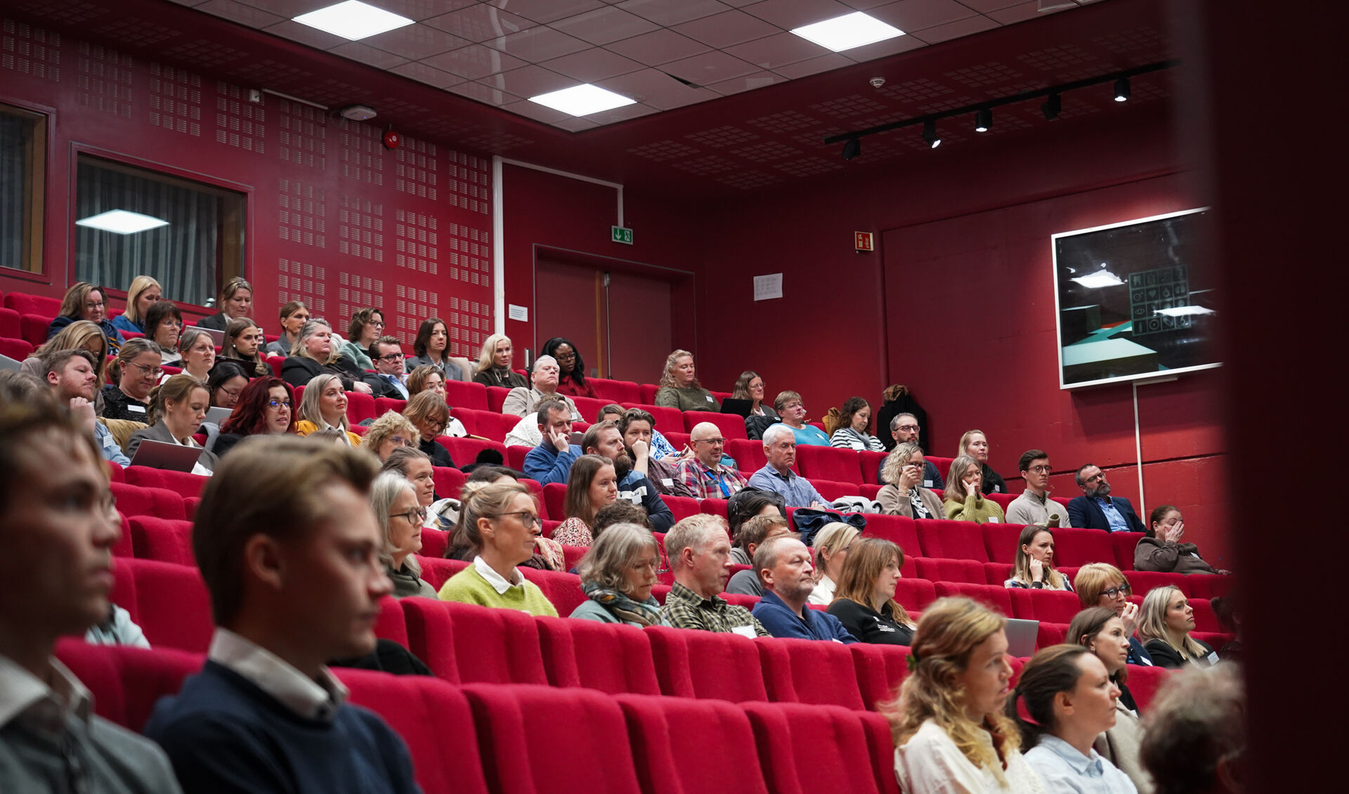 Folk i et auditorium