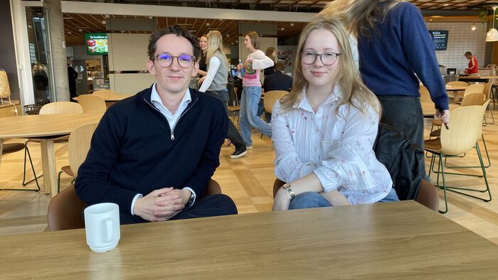 Joakim Bråtalien og Ingrid Donovan er studenter på det nye studiet sitter ved bord i kantina.