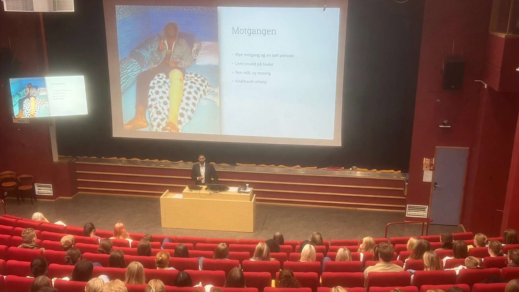 oversiktsbilde fra auditoriet med Haroon Malik som foreleser