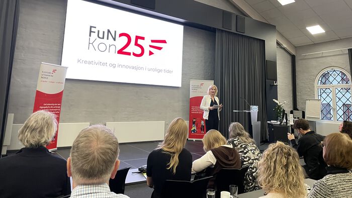 Avstandsbilde av en foredragsholder under konferansen for Fleksibel utdanning Norge 25. november 2026.
