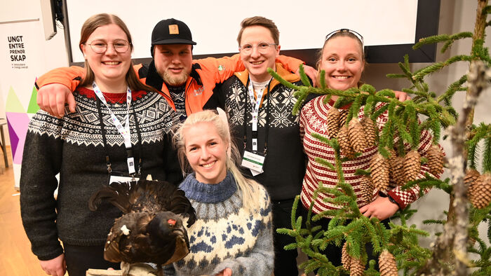 Bildet av fem smilende studenter, som ble vinnere av Innovasjonscampen