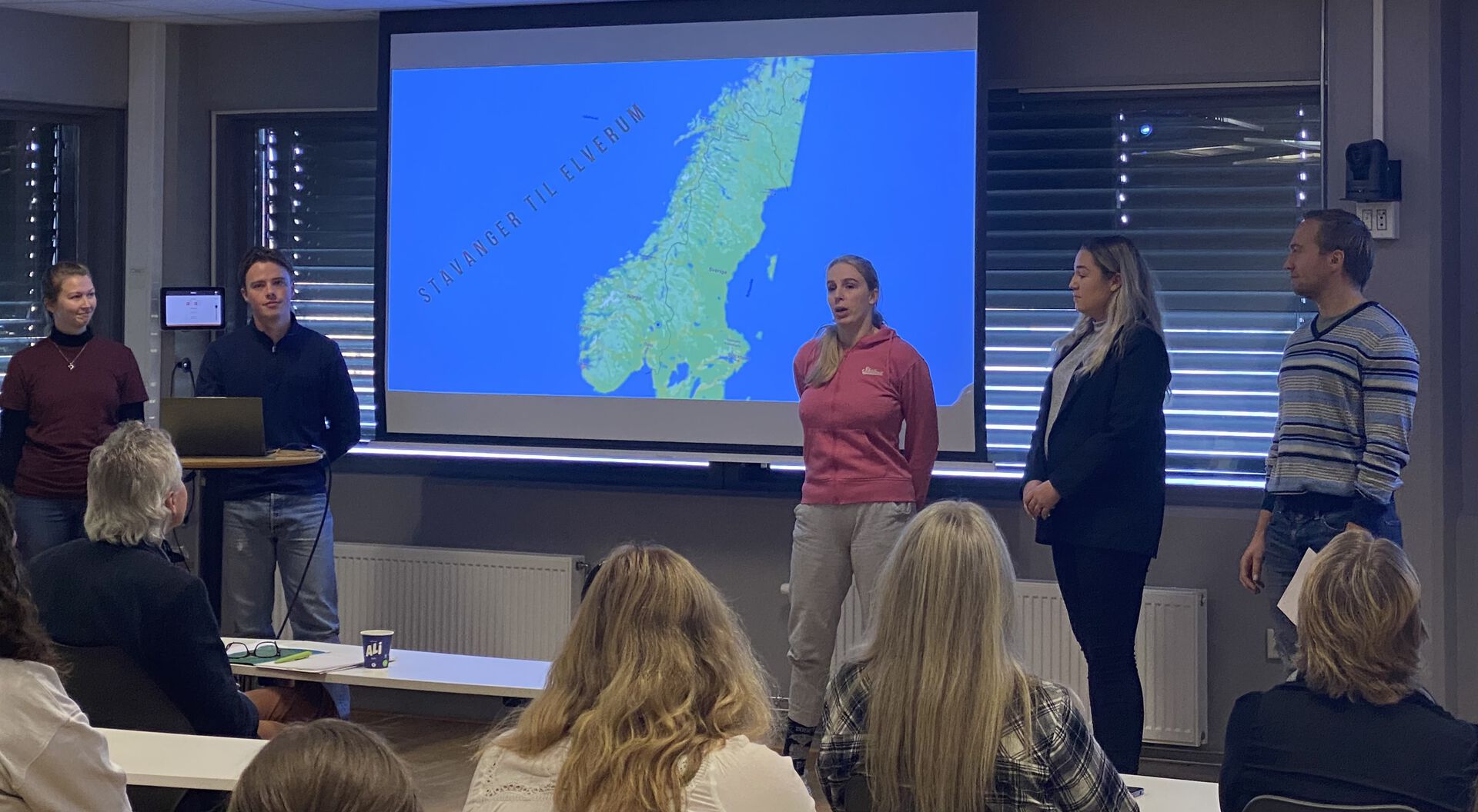 bilde av studenter som presenterer en case