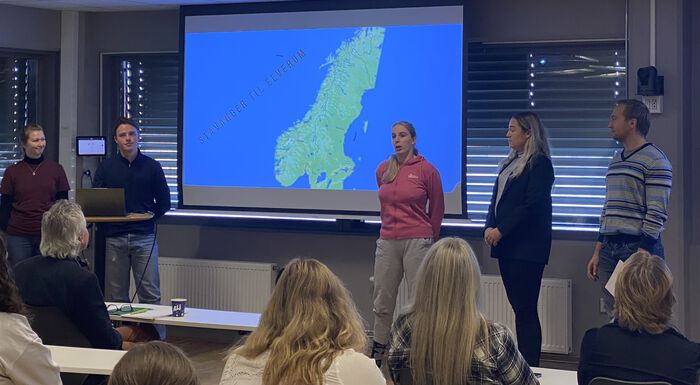 bilde av studenter som presenterer en case