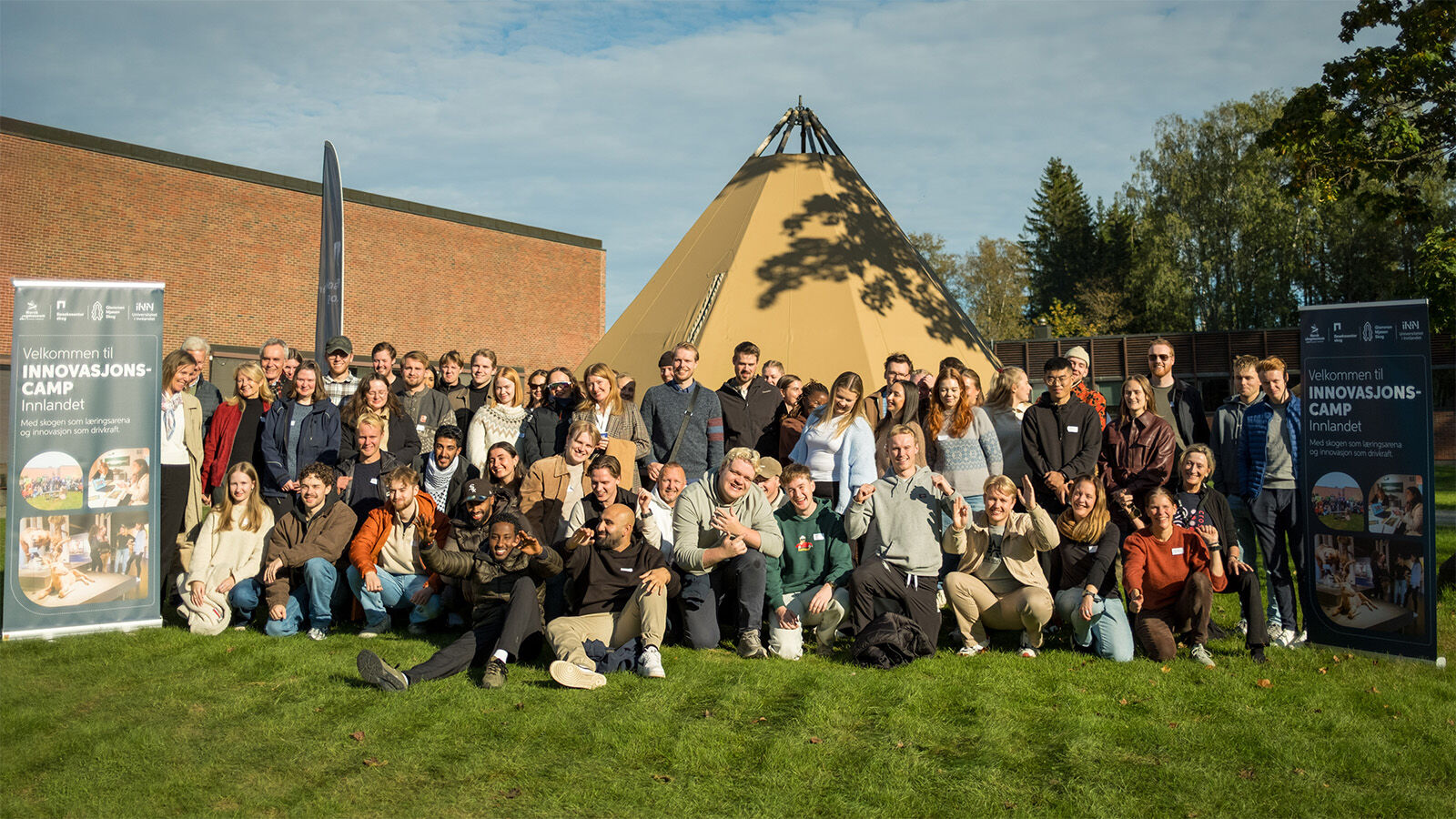 Gruppebilde av alle deltagerne på Innovasjonscampen, tatt utenfor Skogbrukgsmuseet på Elverum.