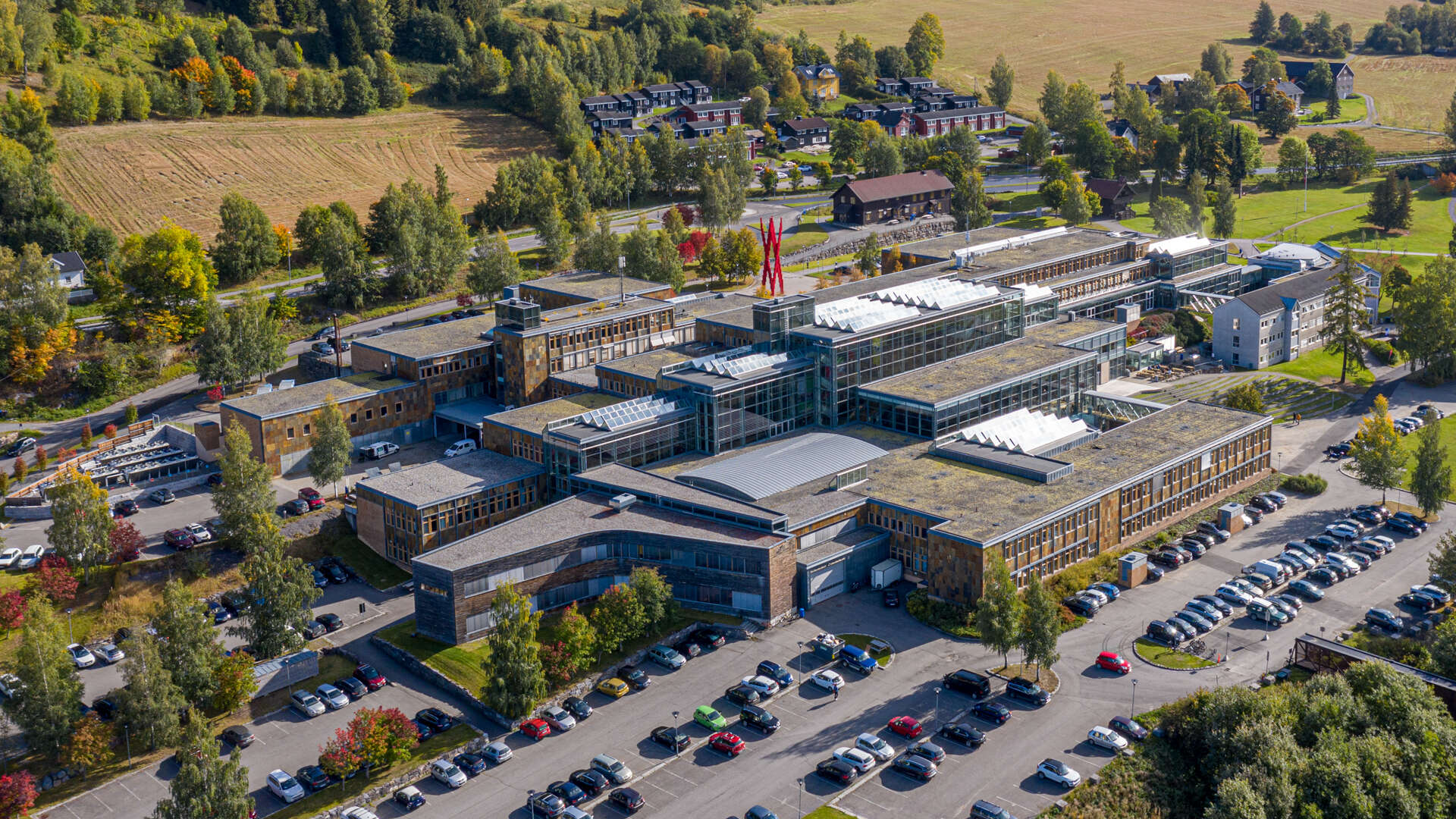 Flyfoto av campus Lillehammer Universitetet i Innlandet