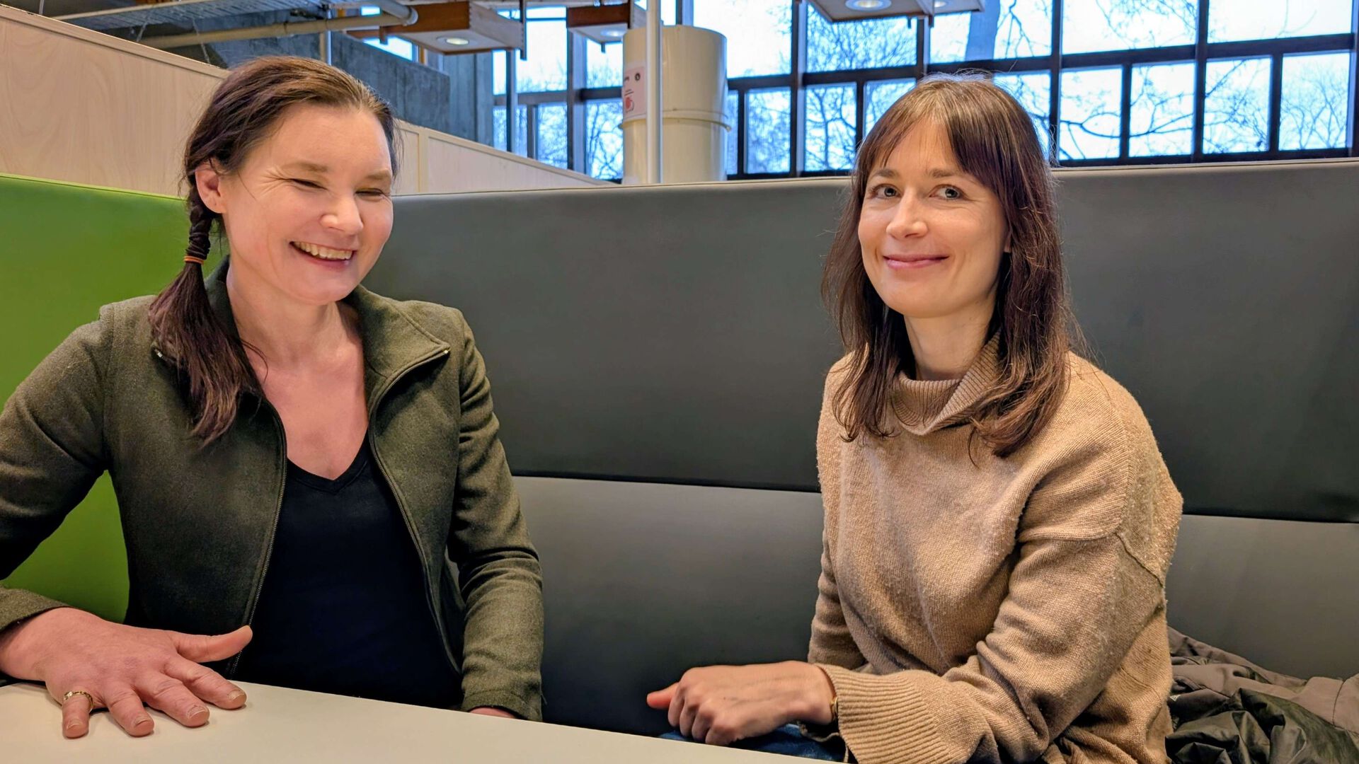 Filosofiprofessorene sitter i en sofa i kantina på studiested Hamar.