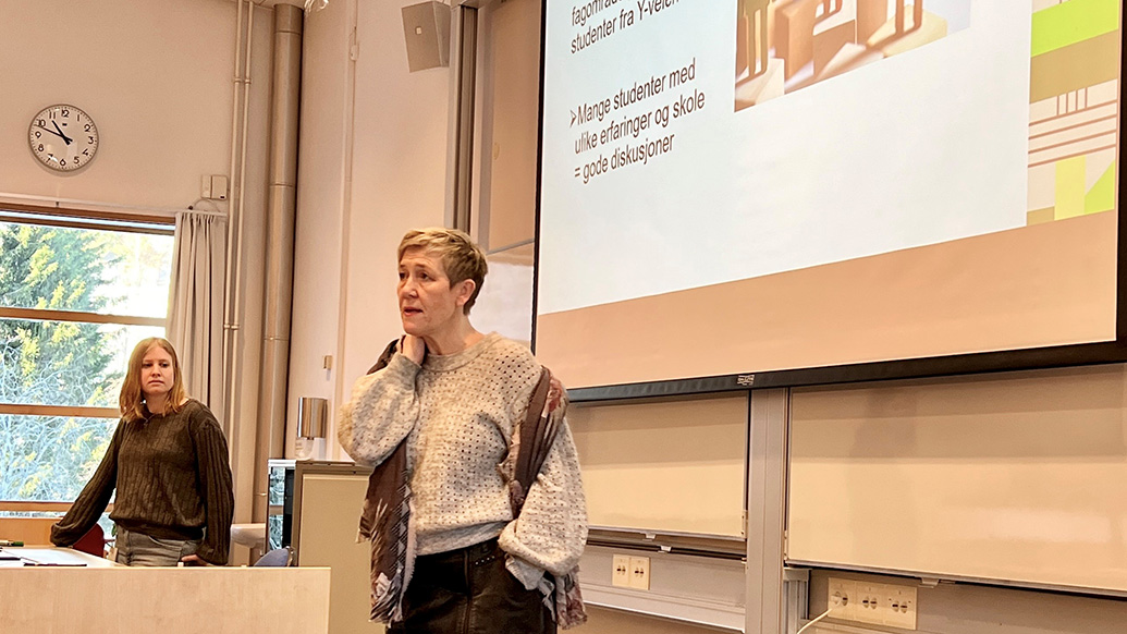 Camilla Heier Haukåssveen og Anne Britt Svensrud stod for presentasjonen av studieprogrammet i serviceledelse og markedsføring. (Foto: HINN)
