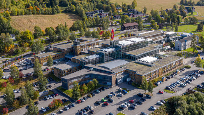 Flyfoto av studiested Lillehammer på Universitetet i Innlandet