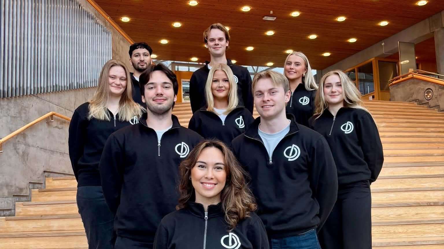 Bilde av alle i redaksjonen for Obiter Dictum i hovedtrapp ved Campus Lillehammer